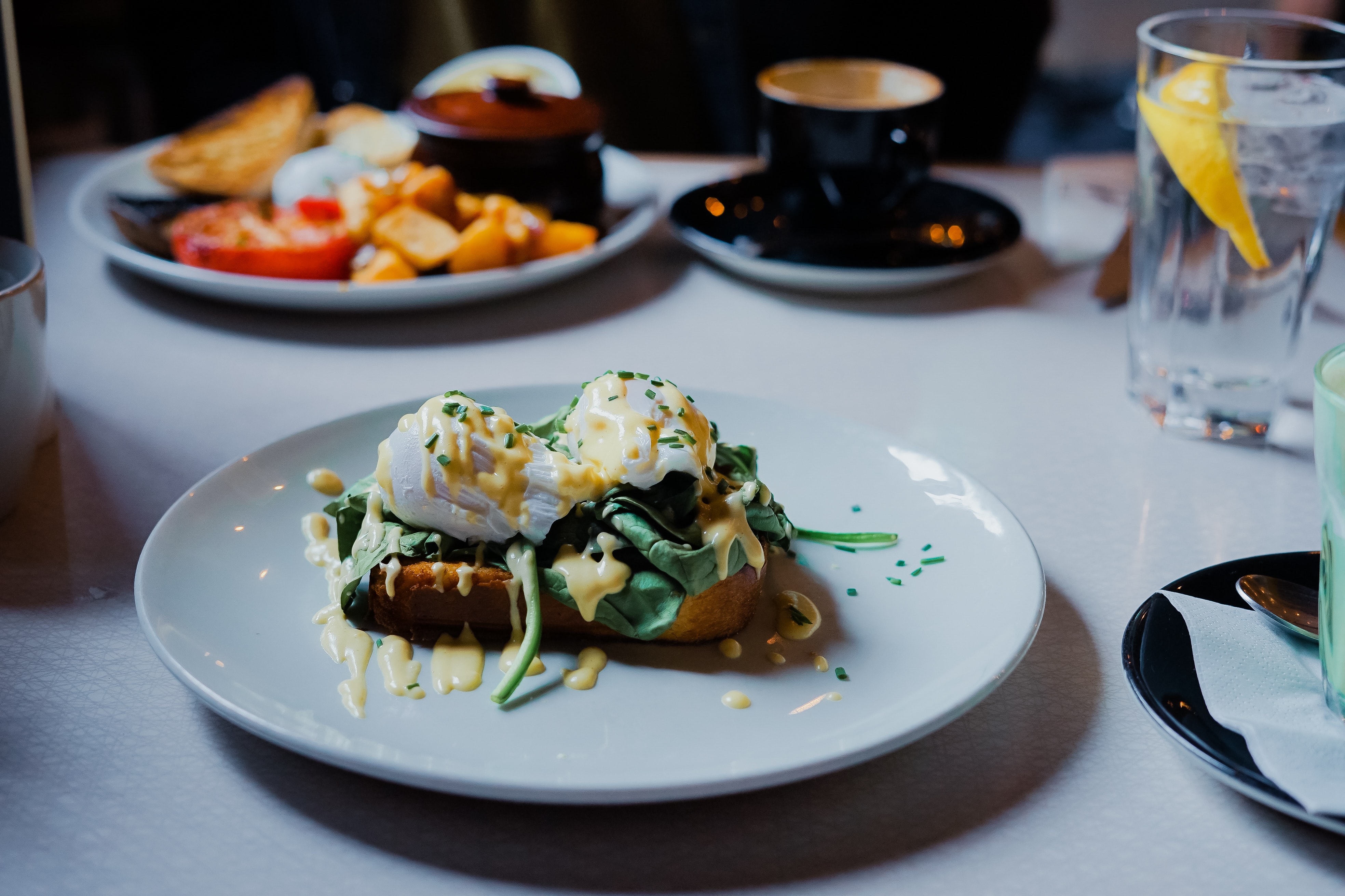 Toasts aux œufs Bénédicte nappés de sauce hollandaise